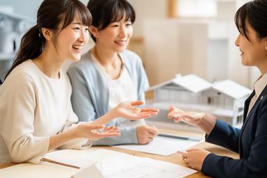 新婚夫婦が住宅購入の資金計画を相談室で確認する様子